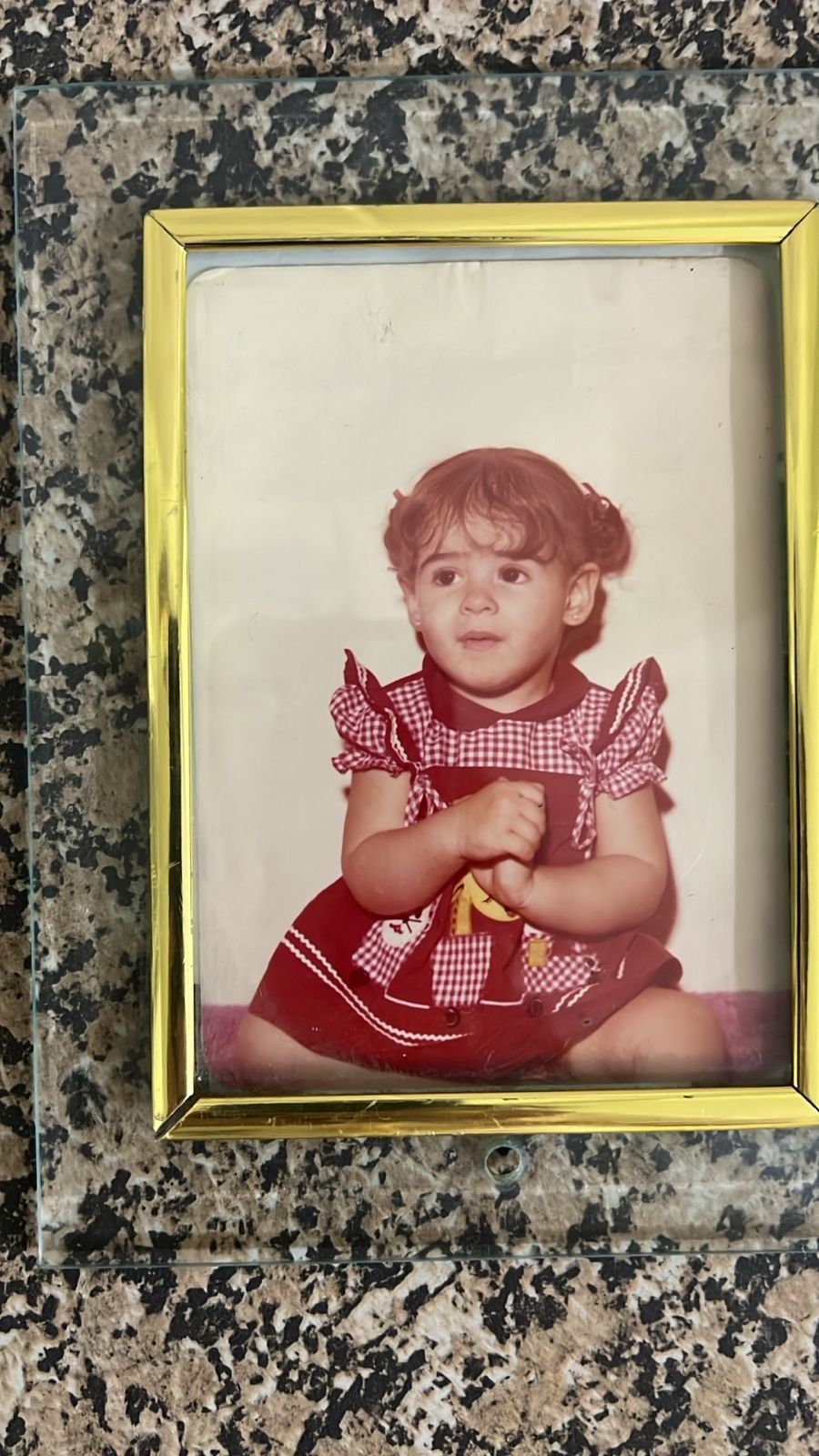 Amanda ainda bebê com sua girafinha de pelúcia