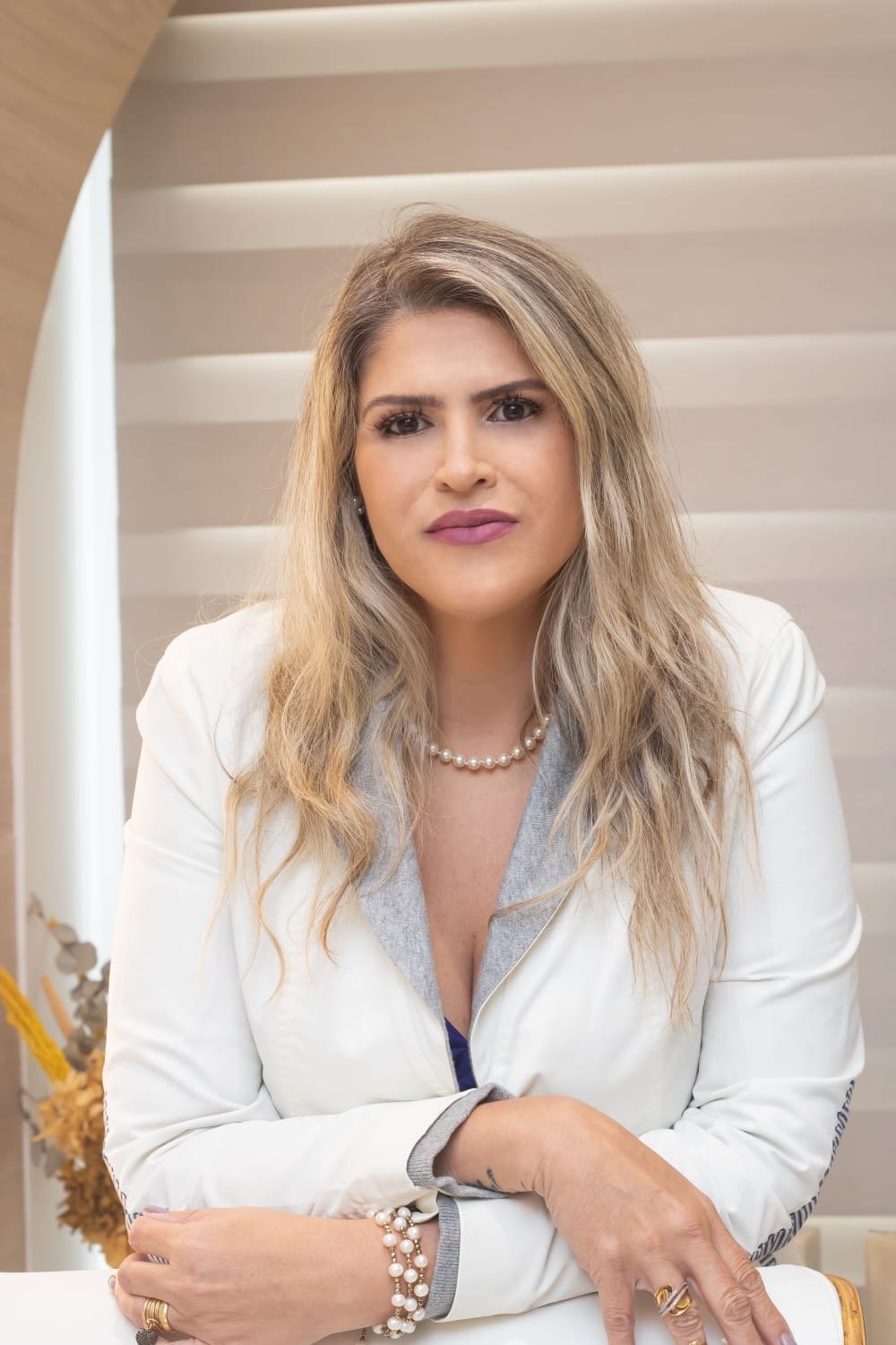 Dra. Amanda Val em seu consultório